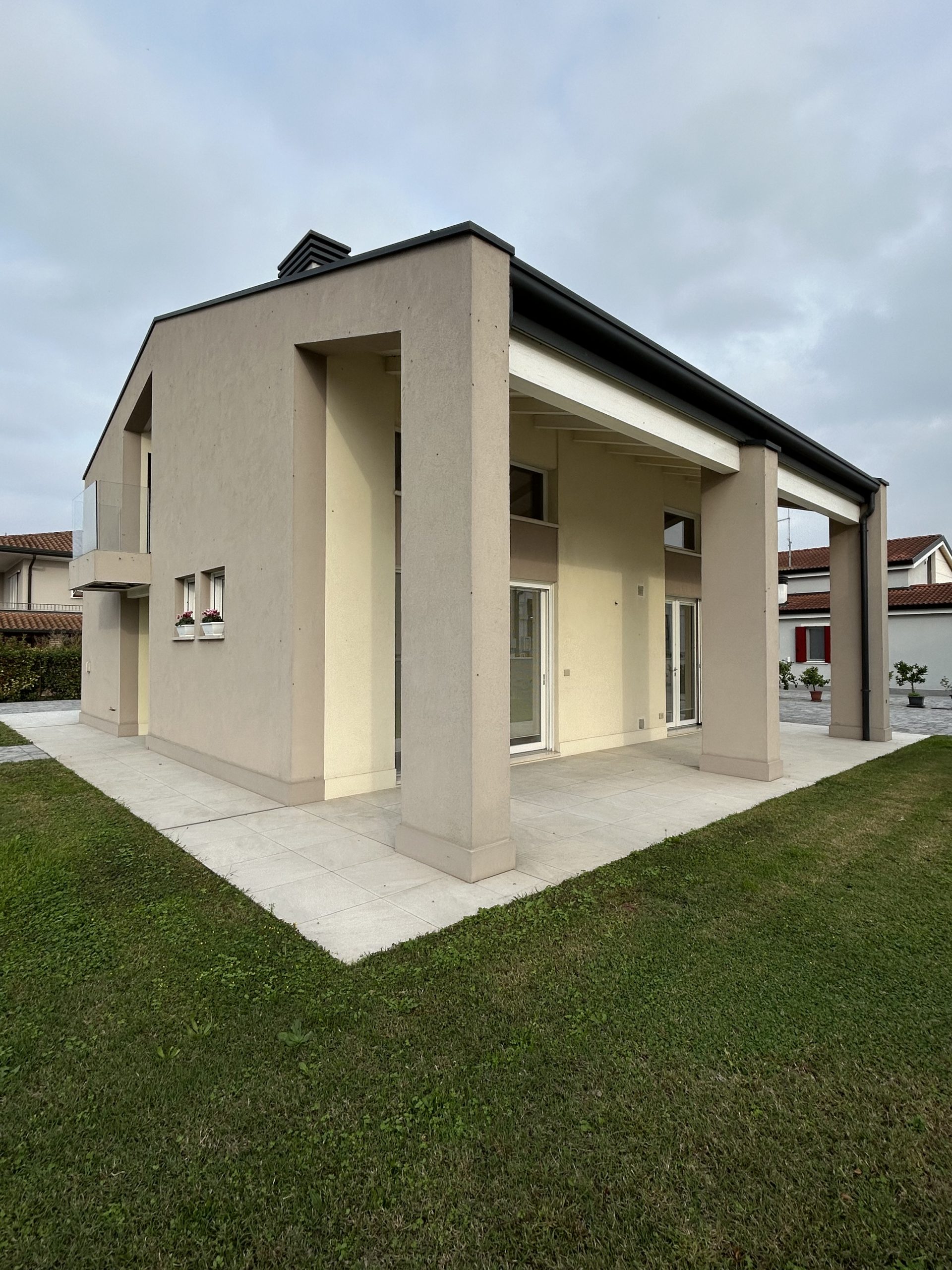 StudioG13_Abitazione_Unifamiliare_Xlam_Legno_Lamellare_Urbana_Padova_Isolamento_Giardino_Esterno_Portico_04