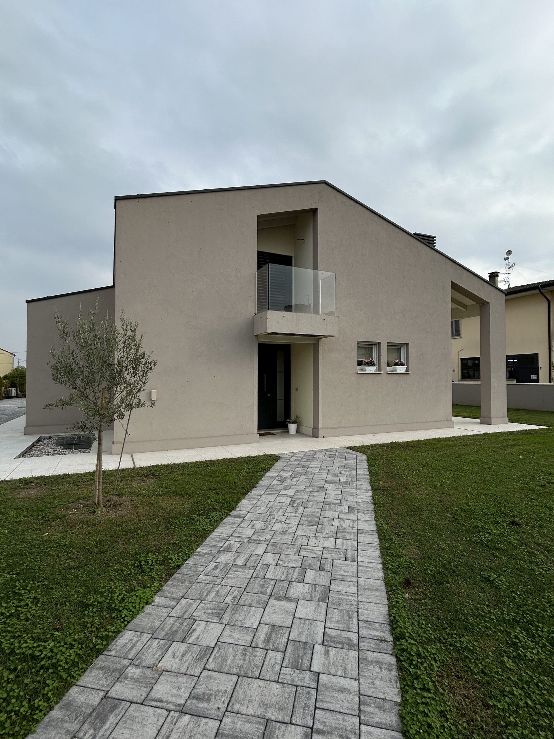 StudioG13_Abitazione_Unifamiliare_Xlam_Legno_Lamellare_Urbana_Padova_Isolamento_Sostenibilità_Esterni_02